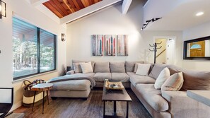 Téléviseur connecté, foyer, table de ping-pong, imprimante