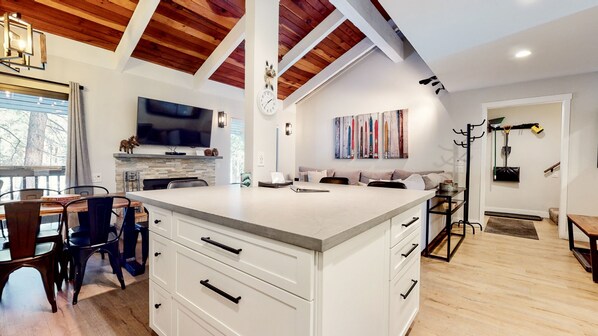 Interior - Deluxe remodeled 2 Bedrooms, Loft, 3 Bathrooms Condo close to Eagle (Mammoth Lakes)