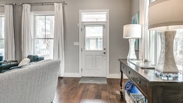 TV connectée, cheminée, lecteur de DVD, chaîne hi-fi