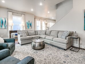 Een smart-tv, een open haard, een dvd-speler en een stereo