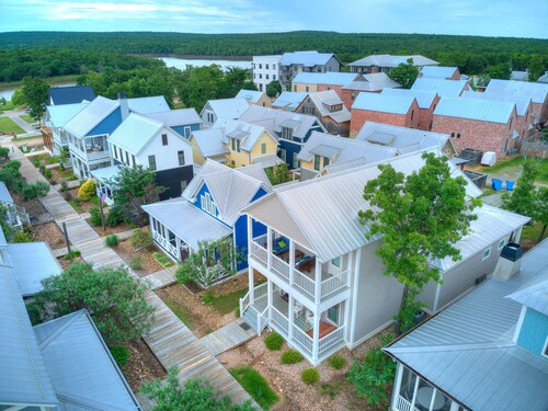 Carlton Landing! Charming Cottage on boardwalk!