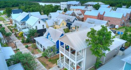 Carlton Landing! Charming Cottage on boardwalk!