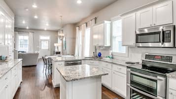 Réfrigérateur, micro-ondes, four, plaque de cuisson