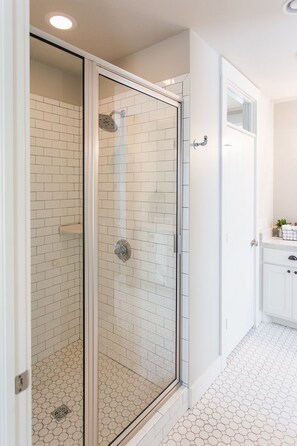 Combined shower/tub, hair dryer, towels - Carlton Landing! Just a short walk to the beach! (Carlton Landing)