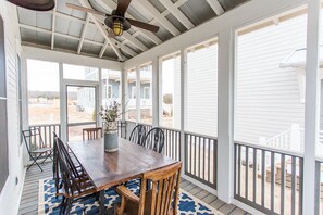 Outdoor dining - Carlton Landing! Just a short walk to the beach! (Carlton Landing)