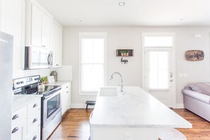Fridge, microwave, oven, stovetop - Carlton Landing! Just a short walk to the beach! (Carlton Landing)