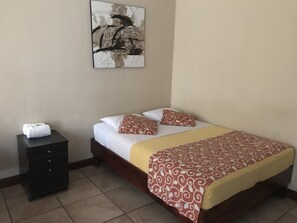 Basic Room | Free WiFi, bed sheets - Ocean Beach Jaco (Jacó)