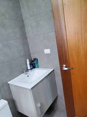 Regadera, toallas, papel de baño 