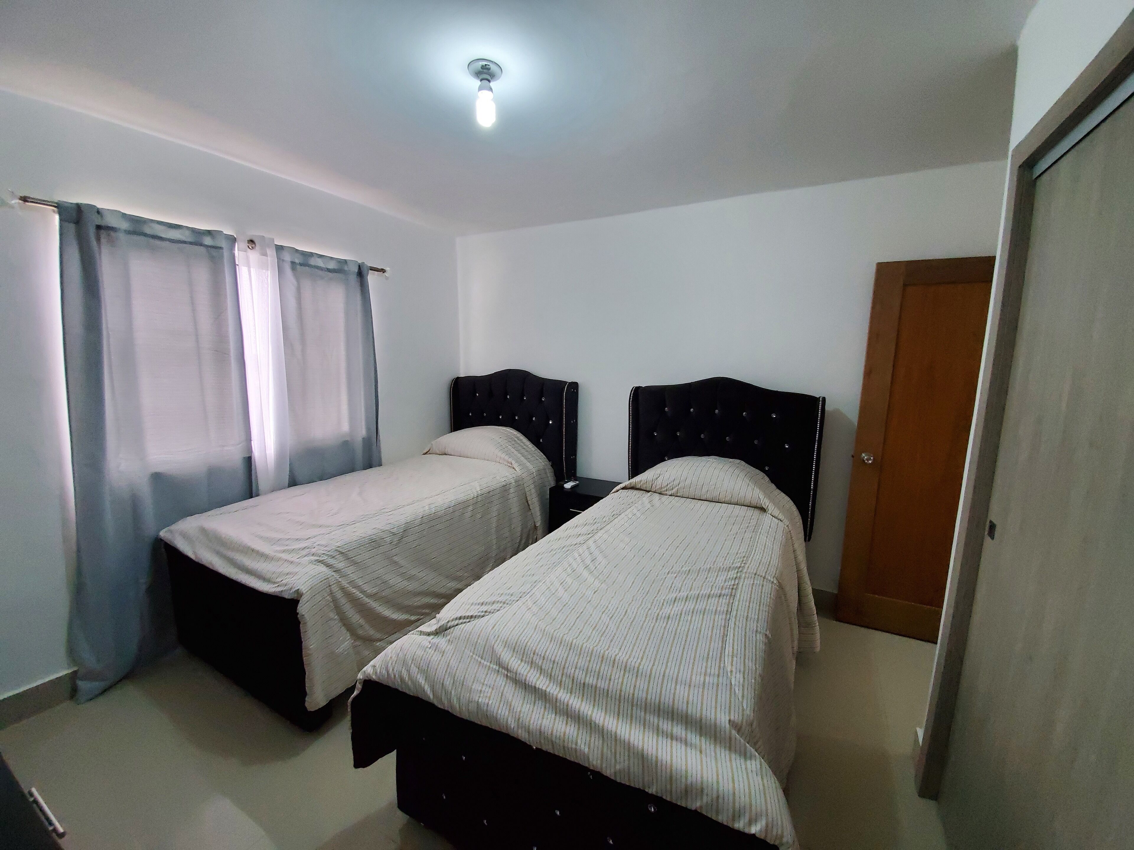 2 室のベッドルーム、アイロン / アイロン台、WiFi (無料)