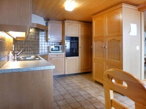 Fridge, microwave, oven, dishwasher - Chalet Burgfeld by Interhome (Beatenberg)