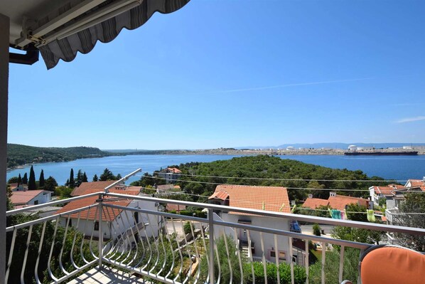 Property grounds - Apartment Gordana 1 with sea view (Omisalj)