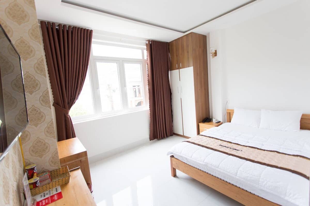 Standard Double Room Single Use, 1 Queen Bed, Non Smoking | Minibar, blackout drapes, soundproofing, bed sheets