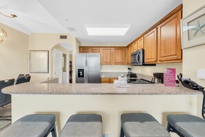 Fridge, microwave, oven, stovetop - [Lake View, Modern Decor, 1 Mile to Disney!] (Orlando)
