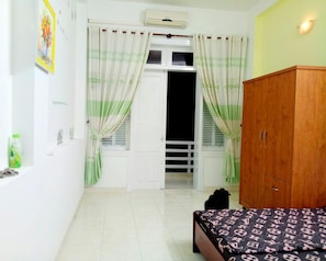 5 bedrooms, iron/ironing board, free WiFi, bed sheets