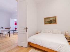 3 slaapkamers, een strijkplank/strijkijzer, internet, beddengoed