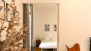 Um quarto com uma cama, uma mesa de cabeceira e uma cadeira.