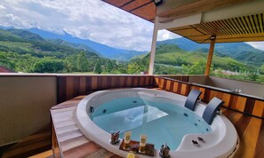 Honeymoon Studio Suite | Laptop workspace, free WiFi, bed sheets - Mercedes Lodge (San Ramón)