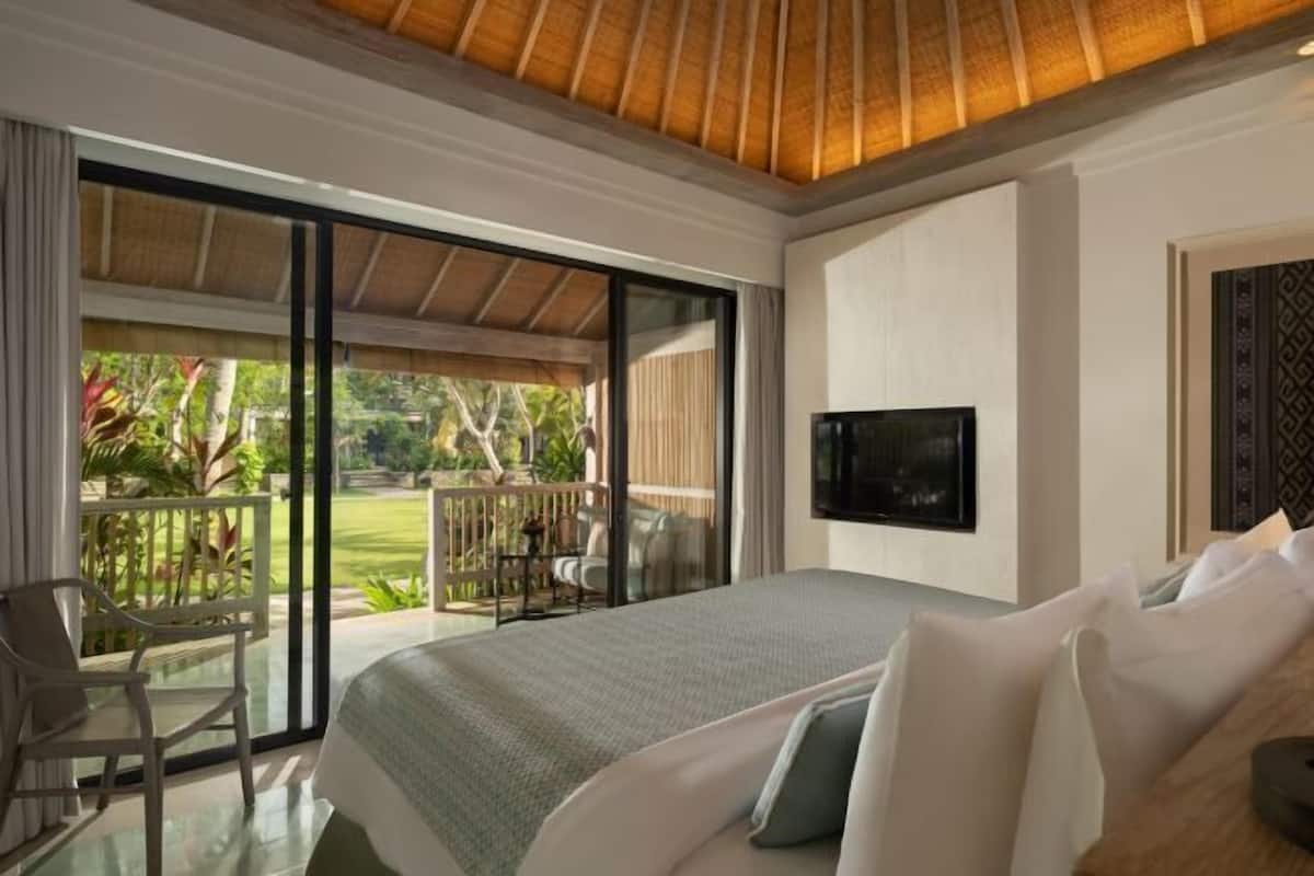 1 bedroom, premium bedding, minibar, in-room safe