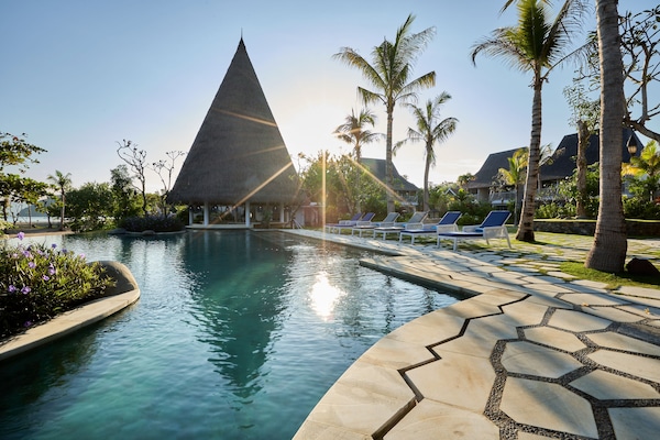 Poolside bar