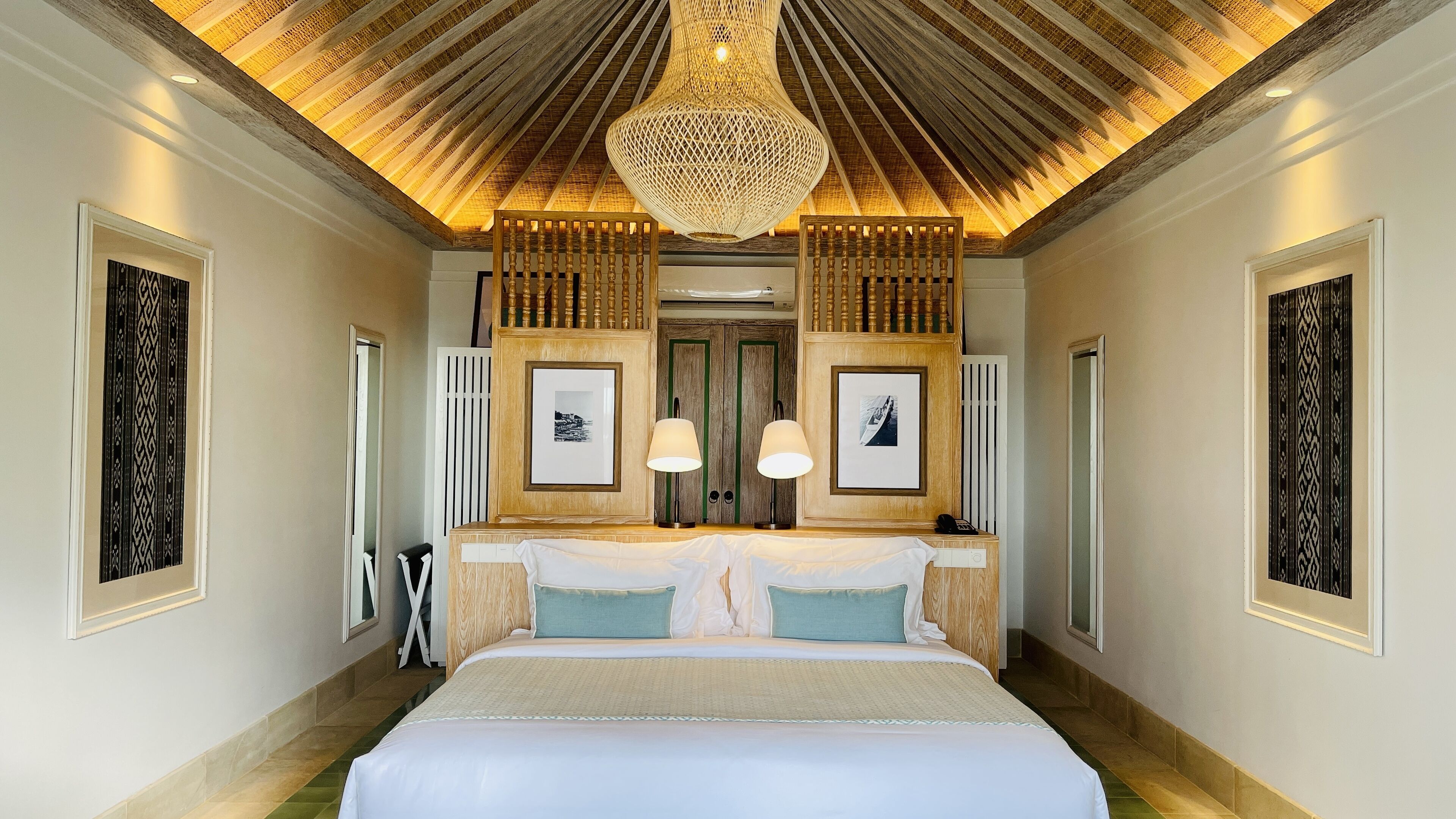 Suite (Larantuka // Paranomic View) | Hochwertige Bettwaren, Minibar, Zimmersafe, individuell dekoriert