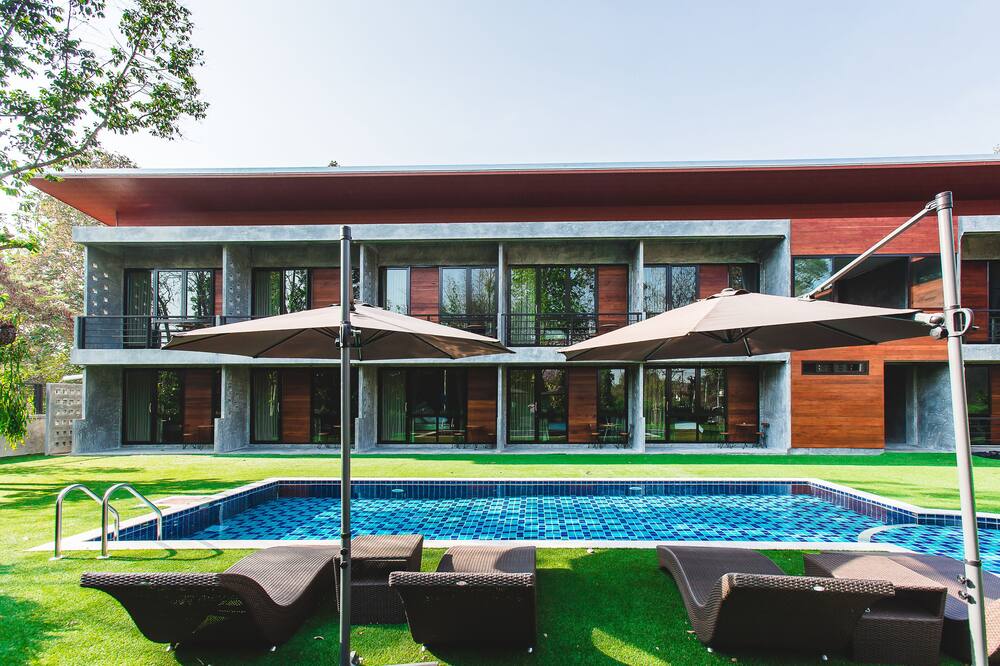 Entire Villa · Stucco Loft Residency, 18 Bedrooms with Balcony & Pool, 36 Guests