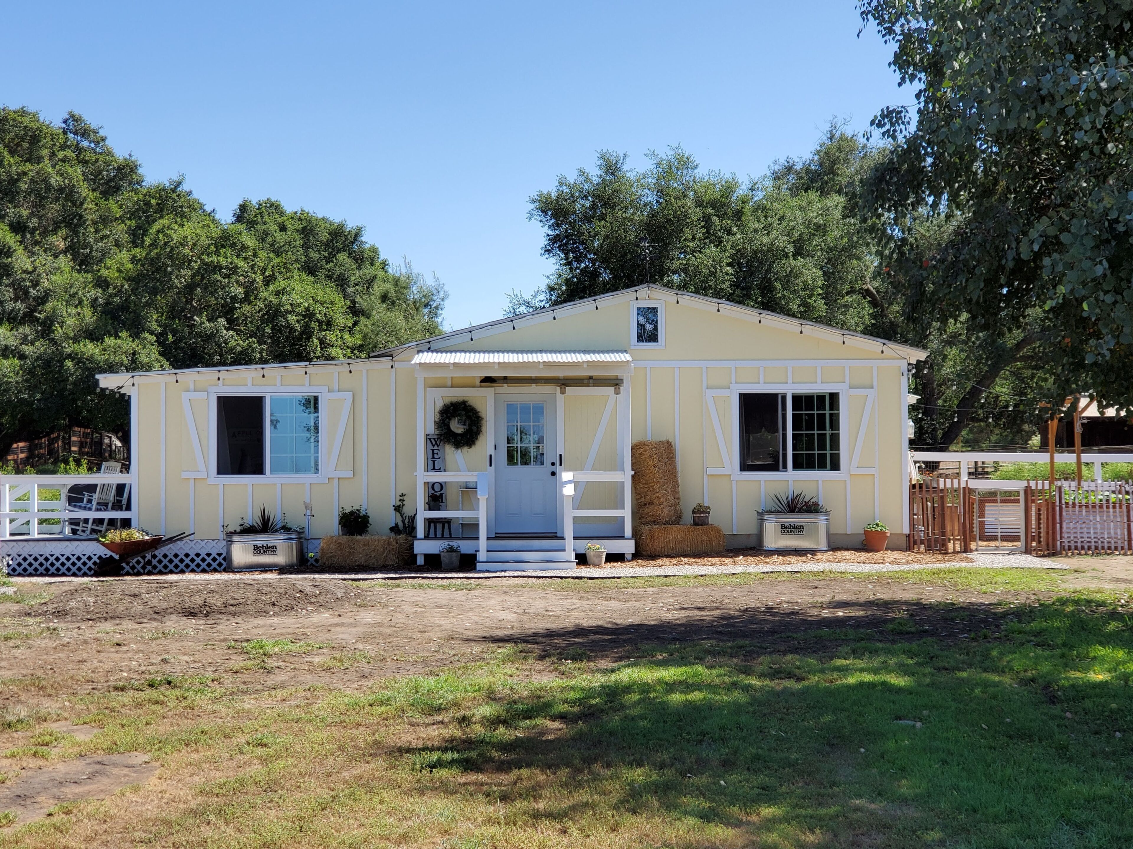Rustic farm stay with breakfast and animals. Nearby wineries\/hiking!