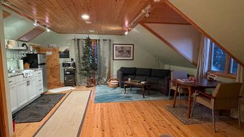 Fireplace, books, stereo