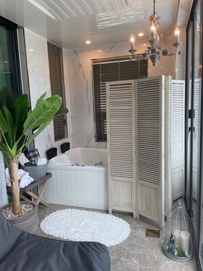Basic Room, 1 Queen, Non Smoking, Ocean View (Private whirlpool, Free Korean BF weekends only, 102) | Ausblick vom Zimmer