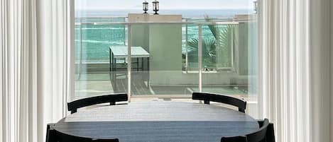 Room, Ocean View (106) | Área de sala de estar | Televisión de pantalla plana de 60 pulgadas con canales por cable