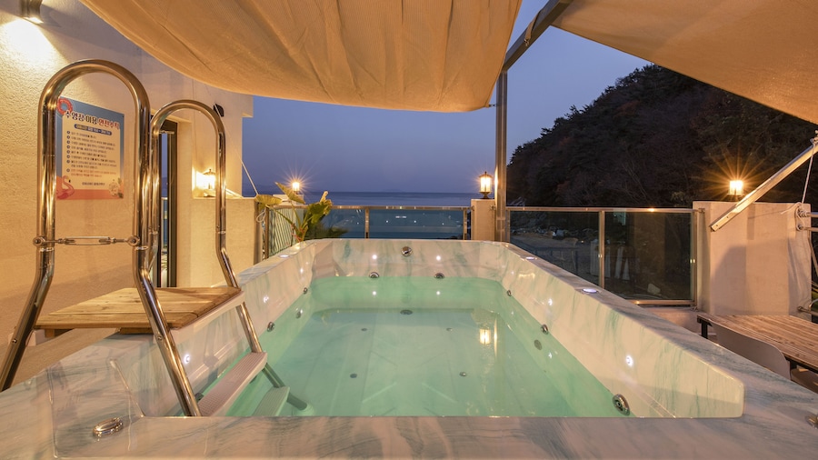 Lim Sea Side Poolvilla Pension