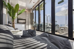 Indoor spa tub - Lim Sea Side Poolvilla Pension (Namhae)