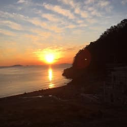 在海滩、黑沙、沙滩椅、海滩遮阳伞