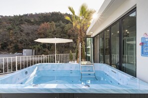 Basic Room, 1 Queen, Non Smoking, Ocean View (Private whirlpool, Free Korean BF weekends only, 102) | Aussenbereich