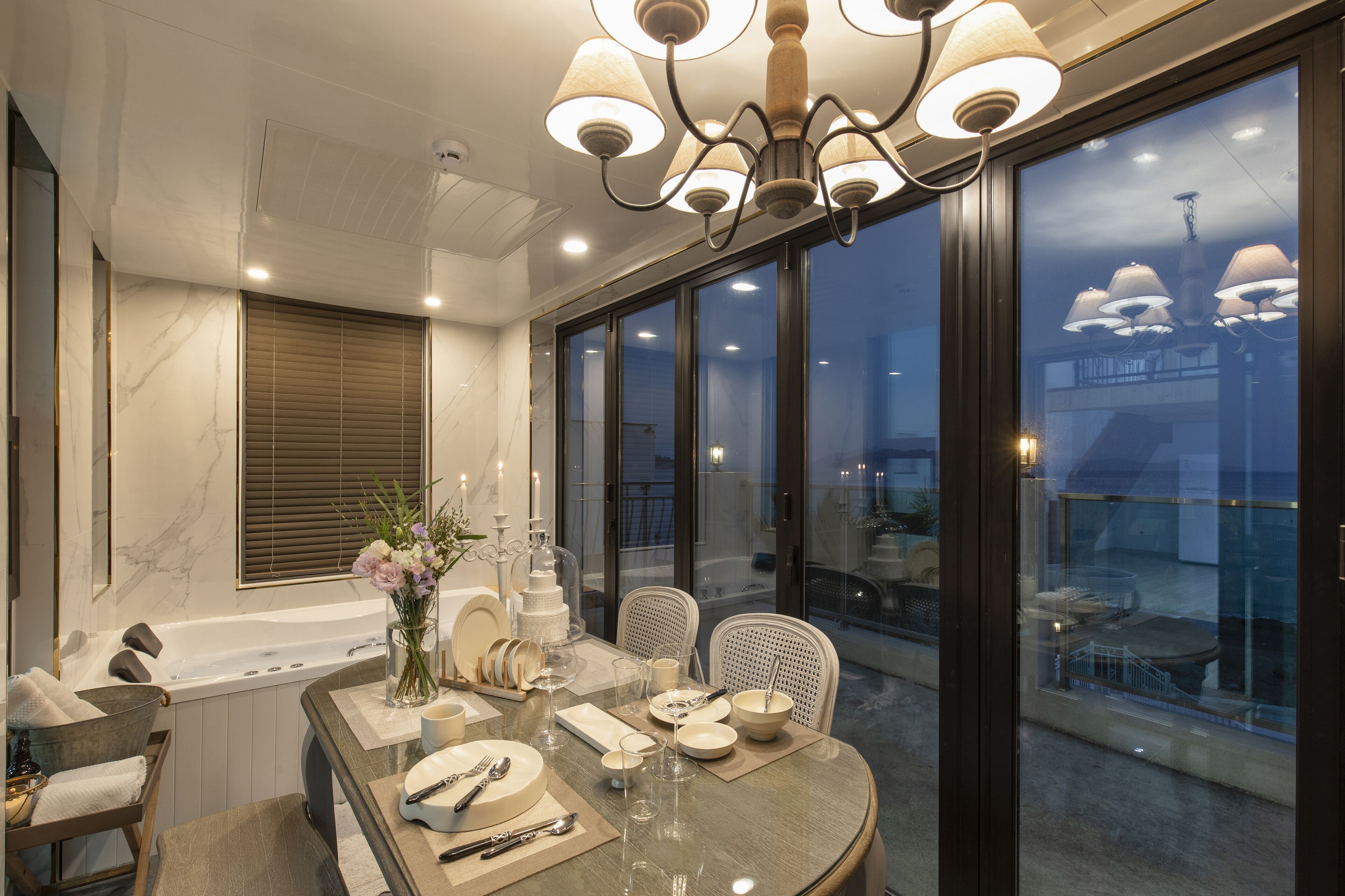 Family Studio Suite, 2 Queen, Non Smoking, Ocean (Private whirlpool, Free BF weekends only, 101) | Terraza o patio