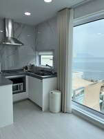 Room, Ocean View (Free Korean BF weekends only, 105) | Zona de estar | Una televisión de pantalla plana, películas de pago, suelo radiante