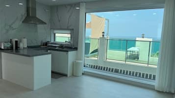 Room, Ocean View (106) | Hypo-allergenic bedding, individually decorated, blackout drapes