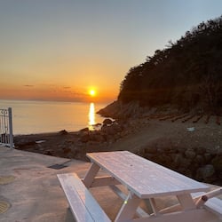 在海滩、黑沙、沙滩椅、海滩遮阳伞