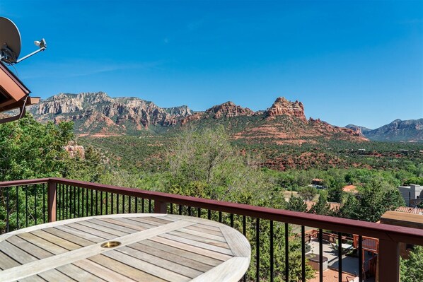 Outdoor dining - Views Views Views! Fabulous Home in Uptown Sedona Beautiful Uptown Home sits (Sedona)