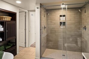 Baignoire, séchoir à cheveux, serviettes fournies, shampooing