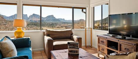 Televisor, llar de foc i reproductor de DVD