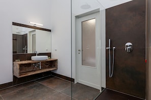 Shower, hair dryer, bidet, towels - SPANISH STEPS 3 BEDROOM PRESTIGIOUS HOME (Roma)