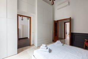 4 bedrooms, in-room safe, iron/ironing board, free WiFi