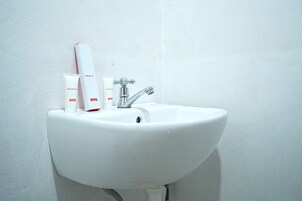 Kamar Double Standar | Wastafel kamar mandi