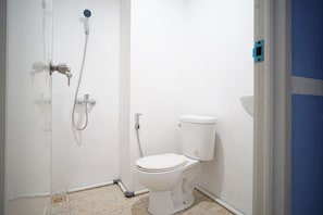 Quarto casal standard | Banheiro | Chuveiro, toalhas de banho