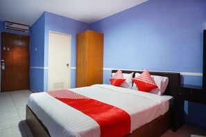 Desk, free WiFi, bed sheets - OYO 1272 Grand Garuda Guest House (Balikpapan)