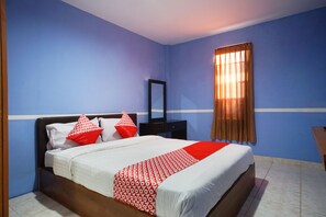 Une chambre à coucher avec un lit, une table de chevet, un miroir et une fenêtre avec des rideaux.