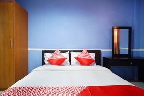 Desk, free WiFi, bed sheets - OYO 1272 Grand Garuda Guest House (Balikpapan)