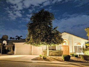 Exterior - Scottsdale Oasis! 5 BR, 7 beds, pool, 3000+ sq ft - near Mayo Clinic Hospital (Scottsdale)