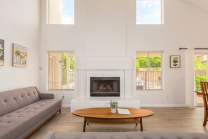 Smart TV - Scottsdale Oasis! 5 BR, 7 beds, pool, 3000+ sq ft - near Mayo Clinic Hospital (Scottsdale)