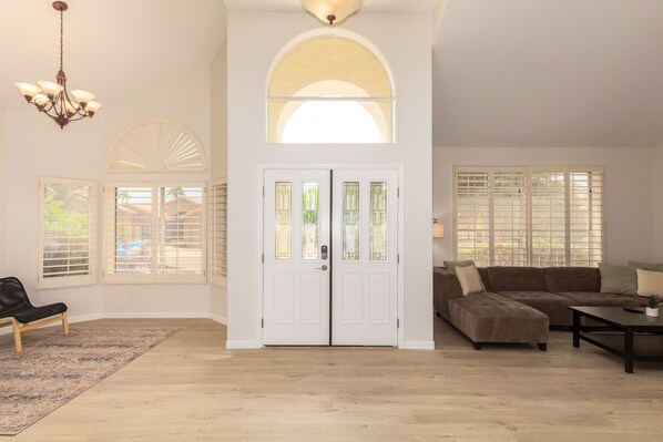 Smart TV - Scottsdale Oasis! 5 BR, 7 beds, pool, 3000+ sq ft - near Mayo Clinic Hospital (Scottsdale)